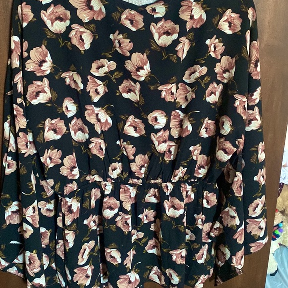 Forever 21 summery floral blouse - brand new - Picture 3 of 4